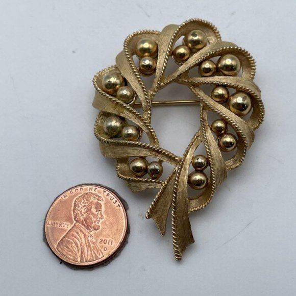 Vintage Crown Trifari Gold Tone Beaded Women's Brooch Pin Metal and Faux Pearl - Picture 2 of 6